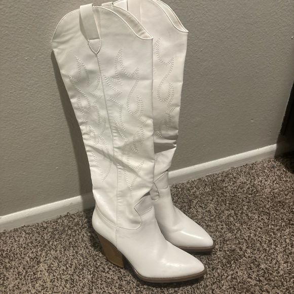 Brand :modern mb 
Size 7 
#white boots 
#never worn supper cute! - Picture 1 of 1